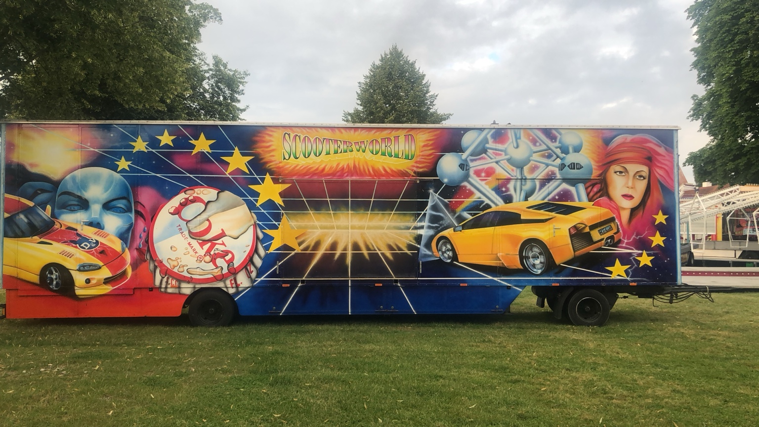 Kasse mit Chaisenwagen des Scooter World